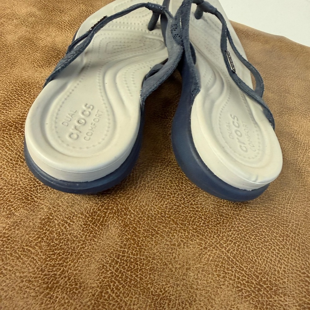 CROCS Dark Blue Textured Capri Flip Flops - Picture 2 of 7